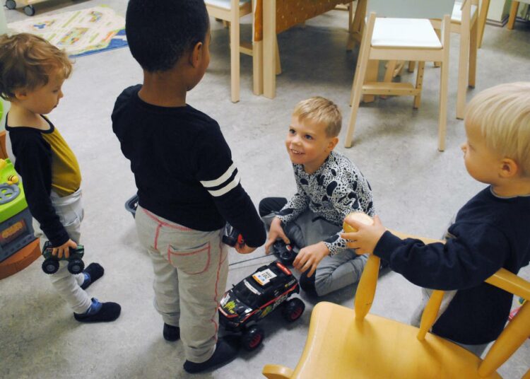 Aapeli (toinen oikealta) on tuonut lelupäivänä päiväkotiin hienon auton. Lucas, Benjamin ja Halti ihastelevat.