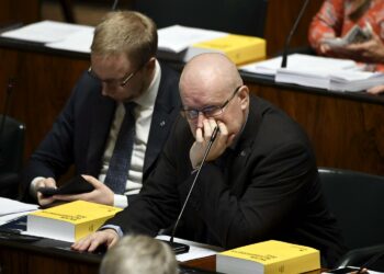 Ongelmat on tunnistettu, ja se tehdään, mitä asetuksilla voidaan, työministeri Jari Lindström vastasi aktiivimallin arvosteluun.