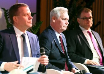 Petteri Orpo, Antti Rinne ja Juha Sipilä – miten he mahtuisivat samaan hallitukseen? Työelämäkysymykset jakavat kolmikon mielipiteet.