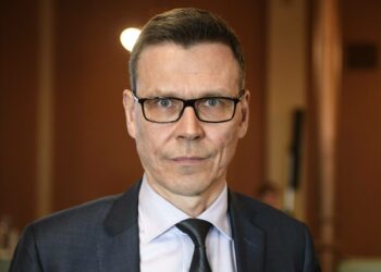 VM:n ylijohtaja Mikko Spolander valtiovarainministeriön taloudellisen katsauksen julkistuksessa.