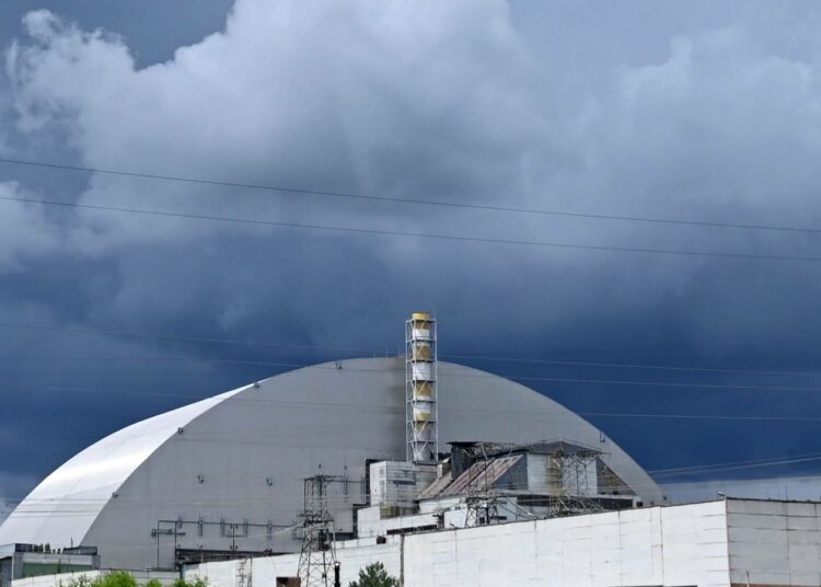 Tshernobylin tuhoutuneen reaktorin päälle rakennettu kupoli.