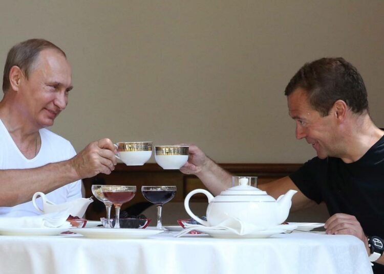 Vladimir Putin ja Dmitri Medvedev Sotšissa elokuussa 2015.