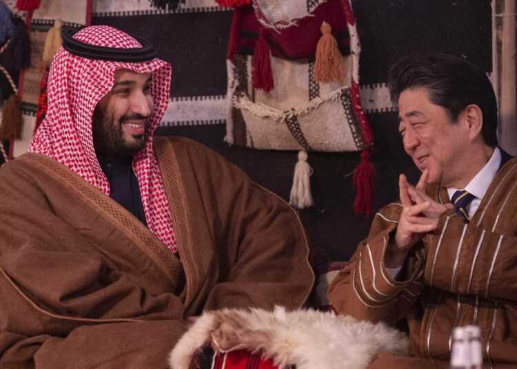 Saudi-Arabian kruununprinssi Mohammed bin Salman Japanin pääministerin Shinzo Aben seurassa tammikuussa otetussa kuvassa.