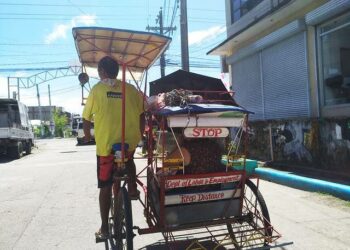 Iäkäs polkupyörätaksin kuljettaja Filippiinien pääkaupungissa Manilassa.