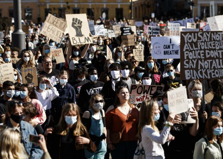 Suomi on tutkitusti Euroopan rasistisin maa ja vammaisten oikeudet jäävät usein sivulauseisiin. Romaneilta evätään pääsy kauppoihin, ravintoloihin ja hotelleihin. Kuva Black Lives Matter Helsinki March -mielenosoituksesta kesäkuun alusta.