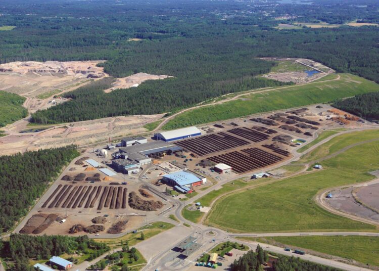 Vuonna 1987 Ämmässuolle avattiin pääkaupunkiseudun kaatopaikka. Nyt valtavien jätevuorten tilalla on ekoteollisuuskeskus Ekomo.