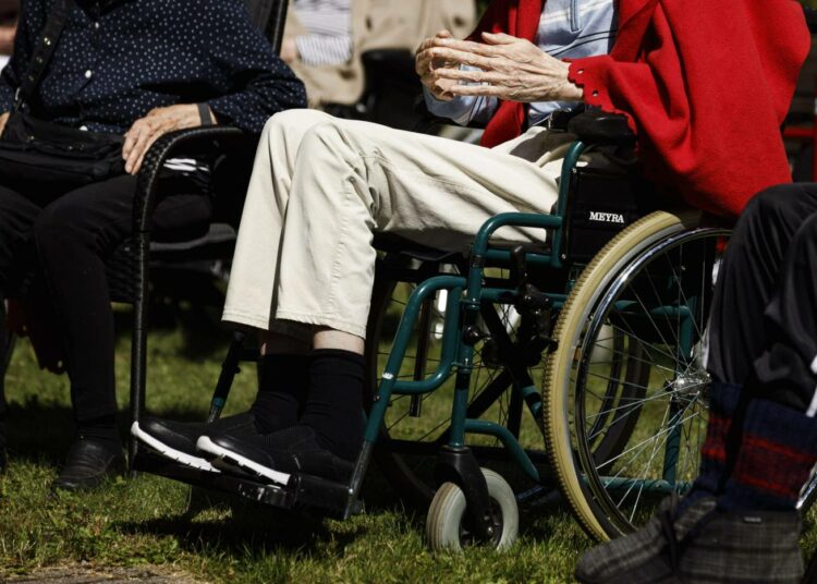 Sosiaali- ja terveysministeriö ohjeisti maaliskuussa, että yli 70-vuotiaiden tulisi pysyä kotona.