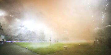Huligaaniongelma on saatu Puolassa saatu kitkettyä, mutta vähemmistövihaa on jalkapallokatsomoissakin havaittavissa. Kuva Puolan Super cupin ottelusta Legia Warszawan ja Cracovia Krakowin väliltä lokakuussa 2020.