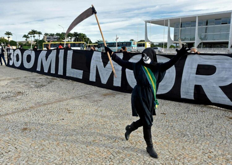 Mielenosoitus Bolsonaron koronapolitiikkaa vastaan maanantaina Brasiliassa.