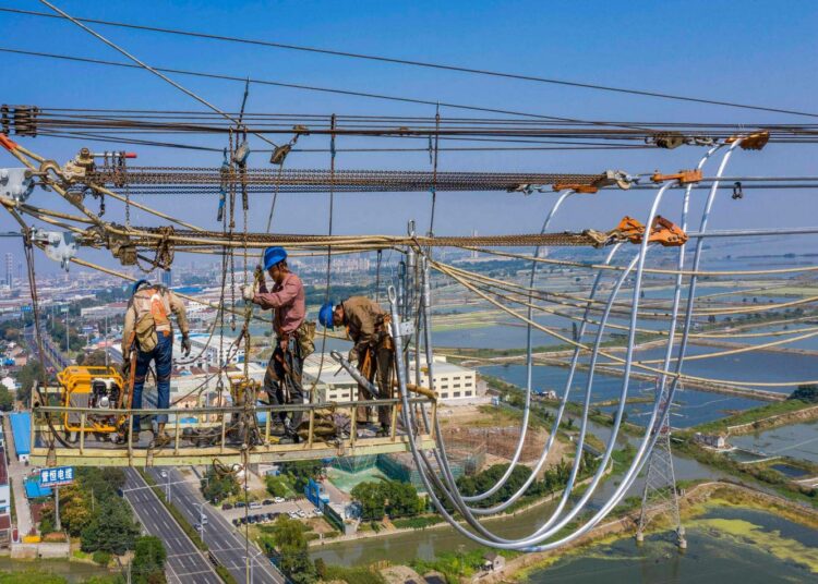 Siirtotyöläismiesten tärkein työllistäjä on rakennusala. Kuvassa korjataan voimalinjoja Wuxissa itäisessä Kiinassa.