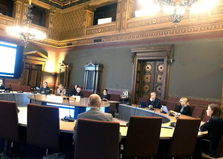 Opetusministeri Li Anderssonin kokoon kutsuma pyöreän pöydän keskustelu varhaiskasvatusalan työolojen ongelmista järjestettiin tiistaina Helsingin Säätytalossa.