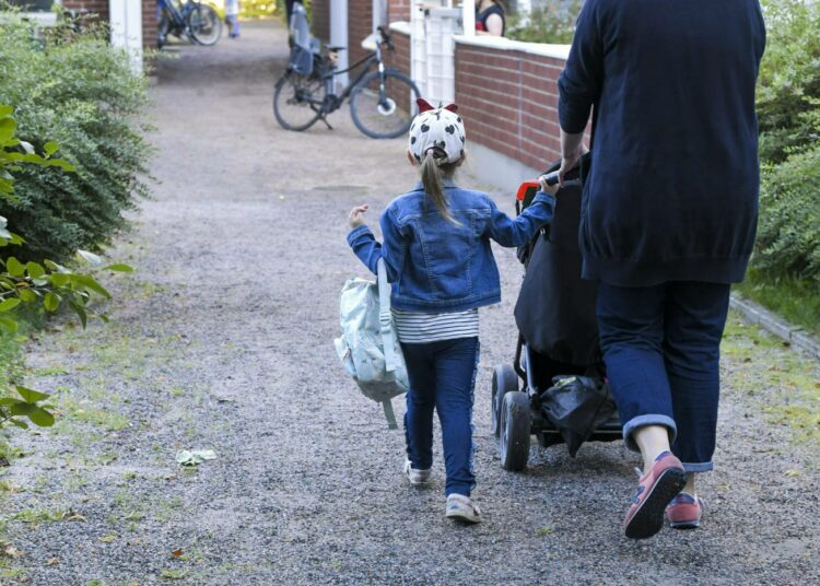 Bisnesäitien mukaan myös työpaikoilla tarvitaan muutos ja isiä on kannustettava perhevapaille.