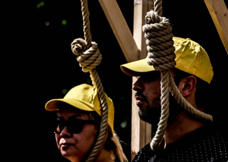 Iranin kuolemanrangaistuksia vastutettiin kesällä 2021 Berliinissä järjestetyssä mielenosoituksessa.