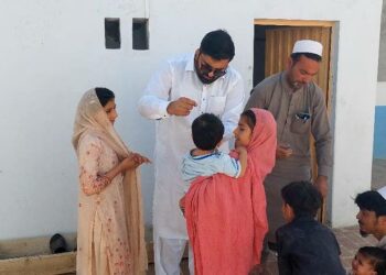 Pakistanin Pohjois-Waziristanissa rokotetaan lapsia poliota vastaan. Seudulta löytyi keväällä yksi tapaus ja se sai terveysviranomaiset kiihdyttämään rokotuskampanjaa. Poliovirusta esiintyy vielä luonnossa, mutta väestöstä se on saatu lähes hävitettyä.