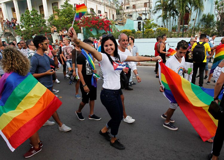 Kuubassa on järjestetty vuoden 2008 toukokuusta lähtien homo- ja transfobian vastaiset teemapäivät, joihin liittyy värikäs conga-kulkue. Kuva on vuodelta 2018, tänä vuonna kulkue on peruttu tai lykätty myöhemmäksi toukokuun alun kaasuräjähdyksestä johtuvan suruajan vuoksi.