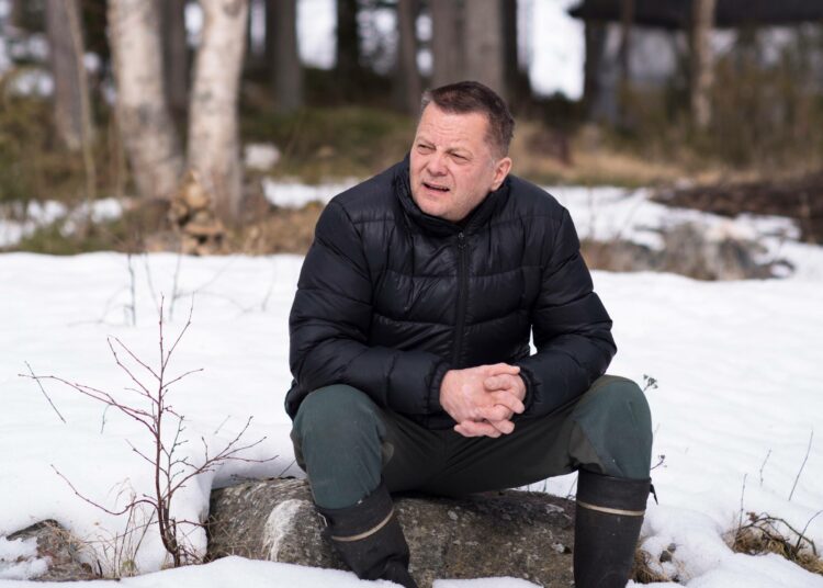 Mustajärvi siirsi yhden nurkkakiven, kun vanha talo purettiin uuden tieltä. Kivi siirrettiin pihalle, ja sen päällä Mustajärvi on istunut monta monituista kertaa miettimässä maailman menoa.