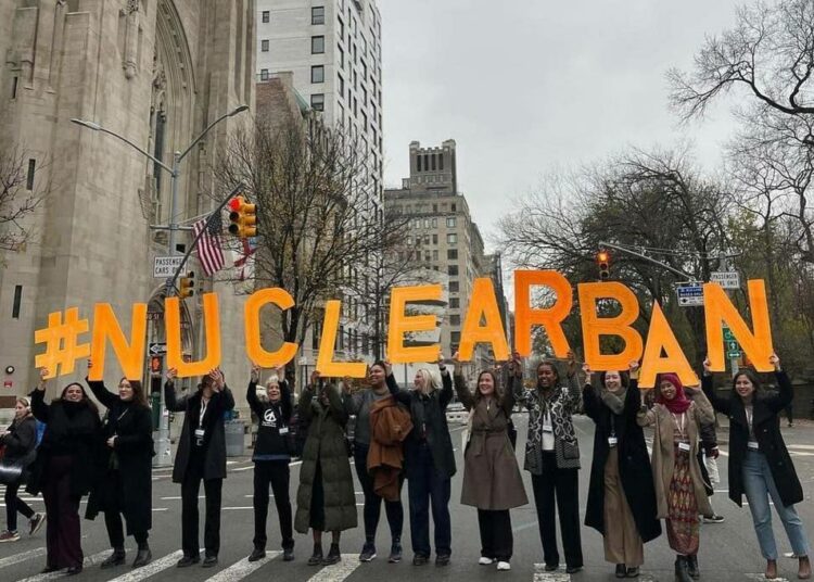 Ydinasekieltosopimuksen puolesta kampanjoitiin New Yorkissa.