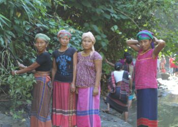 Bangladeshin etnisiin vähemmistöihin kuuluvan vuoristokansan naiset joutuivat ennen vaeltamaan pitkiä matkoja kukkulanrinteitä kiemurtelevilla teillä vettä saadakseen. Nykyään he saavat juoma- ja talousvetensä lähimetsien elpyneistä lähteistä.