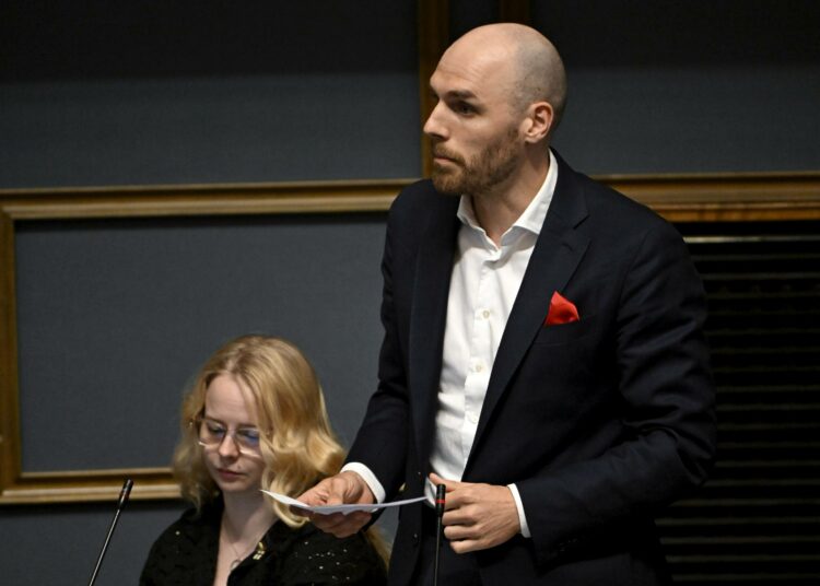 Furuholm on eduskunnan puolustusvaliokunnan jäsen.