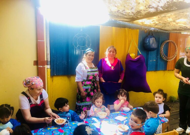 Mapuche-opettajat María Eugenia Cañumir ja Ruth Coilla Canio Taiñ Folil -päiväkodissa, jossa on yksi Santiagon alueen uusista kielipesistä.