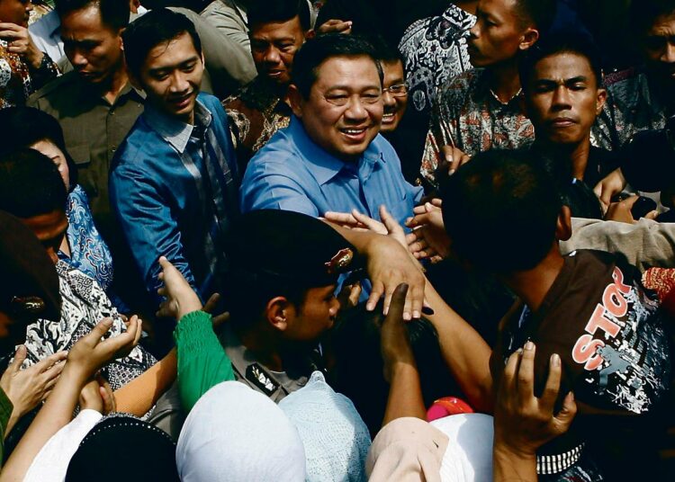Presidentti Susilo Bambang Yudhoyono tervehti kannattajiaan vaalikiertueella viime viikolla. Susilo pyrkii kiihdyttämään maansa taloudellista kasvua.