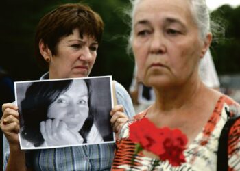 Venäläinen poliittinen aktivisti näytti heinäkuisessa mielenosoituksessa kuvaa murhatusta ihmisoikeusaktivistista Natalia Estemirovasta. Estemirova oli yksi monista ihmisoikeusaktivisteista, jotka ovat tänä kesänä menettäneet henkensä T?et?eniassa.