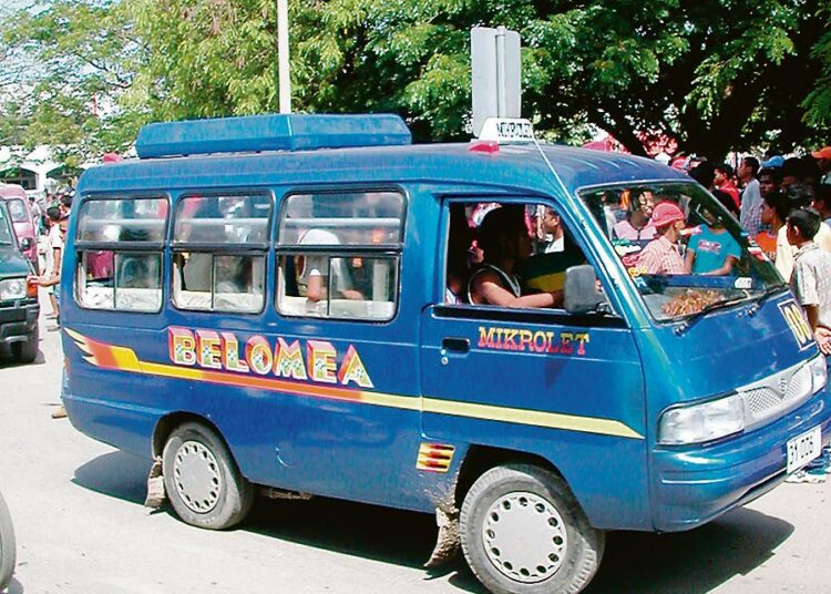 Julkista liikennettä Itä-Timorin pääkaupungissa Dilissä: Mikrolet-pienoisbussi.