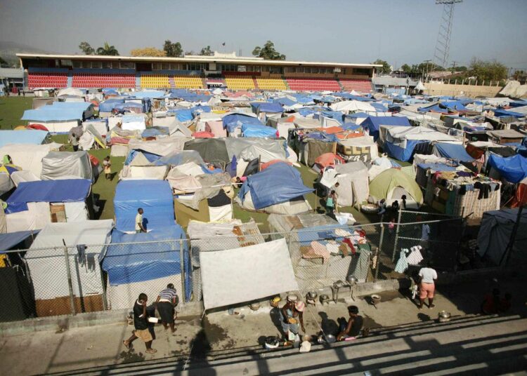 Kodittomaksi joutuneiden telttakylä Port-au-Princen stadionilla.