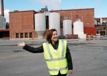 Toiminnanjohtaja Minna Haapoja pitää muuttoa tehtaan pihalle suurena mahdollisuutena Työväen Musiikkitapahtumalle.