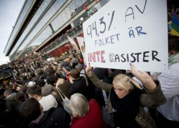 Sergelin torin mielenosoituksessa ruotsidemokraatteja vastaan muistutettiin, että 94,3 prosenttia kansasta ei ole rasisteja.