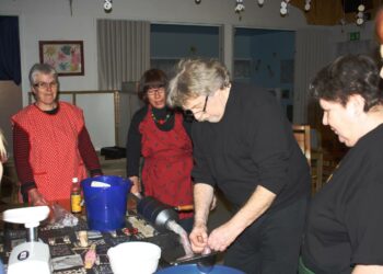 Makkaramestari Jürgen Grünerin makkarakone täydessä latingissa. Siansuolet täyttyvät tuota pikaa hirvimakkaramassalla. Prosessia seuraavat vasemmalta Seija Majuri ja Eila Tiainen.