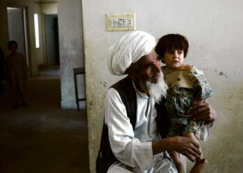 Kotimaansa taisteluja paennut afganistanilaismies tuli lapsenlapsensa kanssa Lääkärit ilman rajoja -järjestön terveysklinikalle Balochistanissa Pakistanissa.