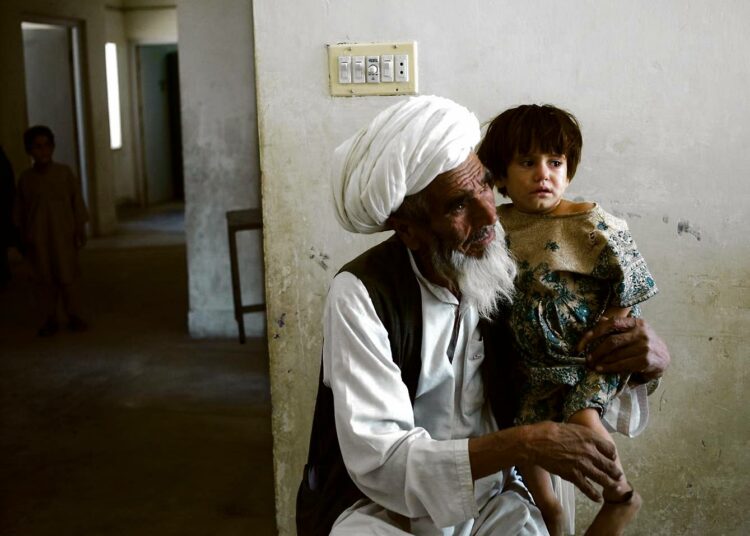 Kotimaansa taisteluja paennut afganistanilaismies tuli lapsenlapsensa kanssa Lääkärit ilman rajoja -järjestön terveysklinikalle Balochistanissa Pakistanissa.