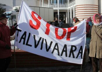 Hotelli Katinkullan edustalla osoitettiin torstaiaamuna mieltä kaivosyhtiö Talvivaaraa vastaan.