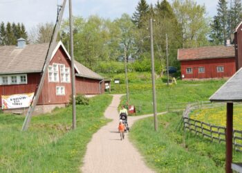 Kuralan Kylämäen maisemat ovat olleet viljelykäytössä 1 500 vuotta. Turun Tuomiokirkolle tulee matkaa runsaat kaksi kilometriä.