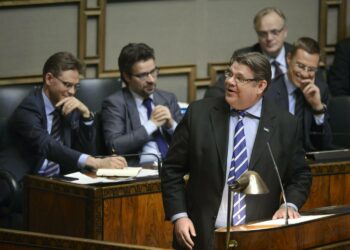 Perussuomalaisten puheenjohtaja Timo Soini haastoi pääministeriä uudistamaan omaishoidon perussuomalaisten kanssa.