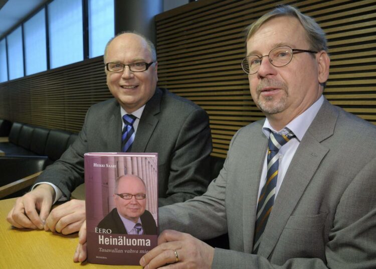 Heikki Saari (oik.) kirjoitti kirjan Eero Heinäluomasta.