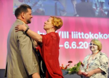 Kati Jetsu ja Marja-Leena Torkki onnittelevat Tehyn uutta puheenjohtajaa Rauno Vesivaloa.