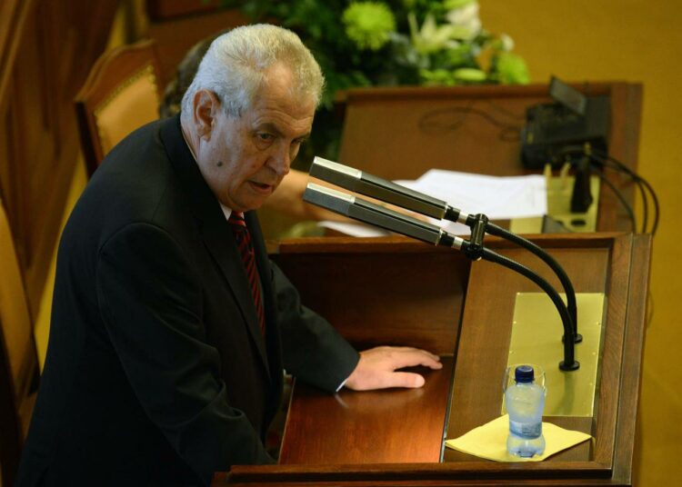 Tshekin presidentti Milos Zeman puhui parlamentille keskiviikkona. Nyt maa on menossa kohti uusia vaaleja.
