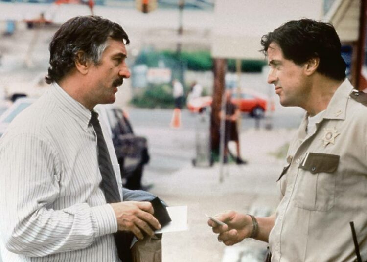 Newyorkilaispoliisien asuttaman lähiön oma sheriffi alkaa tutkia heidän mafia-yhteyksiään. Kuvassa Robert De Niro (vas.) ja Sylvester Stallone.