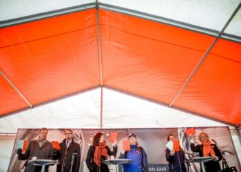 Eurovaaliehdokkaita Ääniä Suomesta -toritapahtuman vaalinpaneelissa maanantaina.