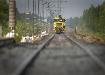 VR Trackin vaunu päällystetyömaalla Oulun ja Limingan välisellä raideosuudella 16. heinäkuuta 2014.