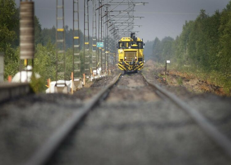 VR Trackin vaunu päällystetyömaalla Oulun ja Limingan välisellä raideosuudella 16. heinäkuuta 2014.