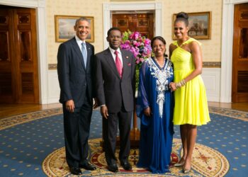 Presidentti Teodoro Obiang ja hänen puolisonsa Constancia (keskimmäiset) yhdessä Obaman pariskunnan kanssa Valkoisen talon virallisessa valokuvassa, joka otettiin Yhdysvaltain Afrikka-huippukokouksen yhteydessä viime tiistaina.