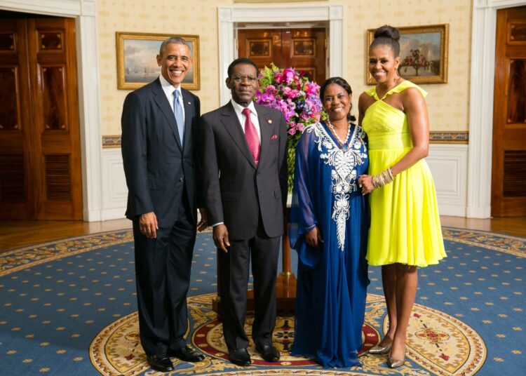 Presidentti Teodoro Obiang ja hänen puolisonsa Constancia (keskimmäiset) yhdessä Obaman pariskunnan kanssa Valkoisen talon virallisessa valokuvassa, joka otettiin Yhdysvaltain Afrikka-huippukokouksen yhteydessä viime tiistaina.