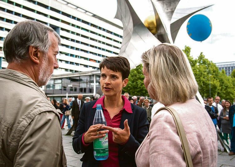 Frauke Petry, AfD:n pääehdokas Saksin osavaltiossa, keskuteli ihmisten kanssa ostoskeskuksen edessä Dressdenissä.