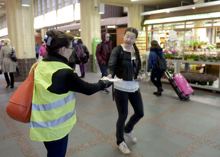 Palmian pääluottamusmies Eija Paananen jakoi tiedotteita Helsingin rautatieasemalla tiistaina 23. syyskuuta.