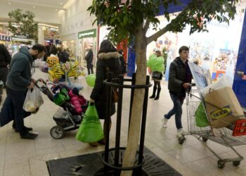 Ihmisiä ostoksilla Mega-kauppakeskuksessa Moskovan pohjoislaidalla joulukuussa.