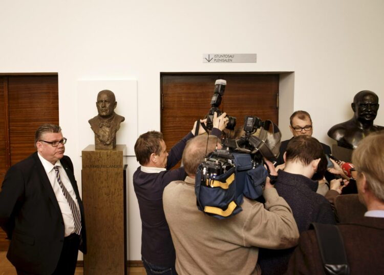 Hallitustunnustelija Juha Sipilä selvitti neuvottelutilannetta medialla maanantaiaamuna. Timo Soini kuunteli vieressä.