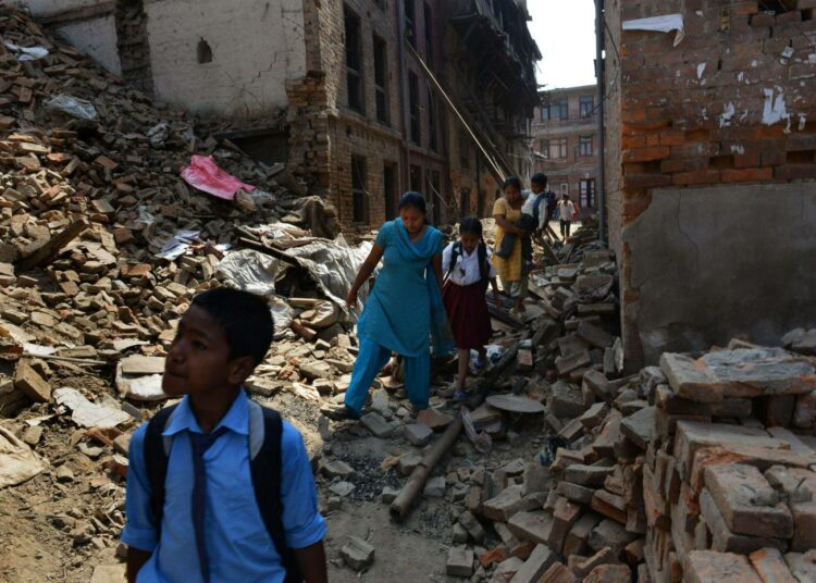 Kehitysyhteistyön määrärahojen leikkauksilla tuhotaan pohja vaikuttavalta työltä. Esimerkiksi Nepalissa apu on tarpeen huhtikuisen maanjäristyksen vuoksi.